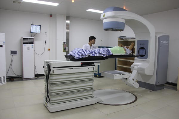 北流首台“直线加速器”在北流市人民医院正式投入使