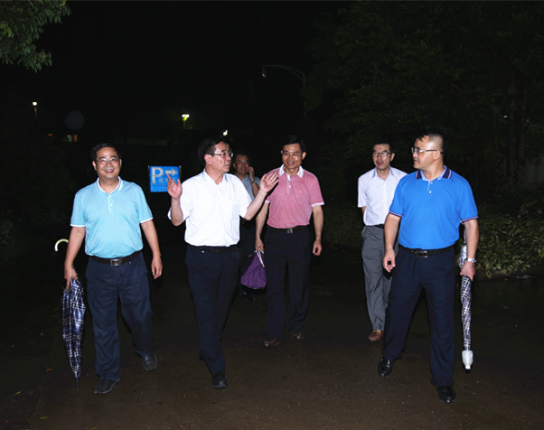 【点赞】自治区卫计委李国坚主任连夜冒雨到我院开展调研工作