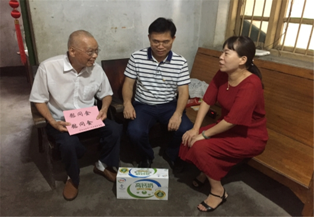 北流市人民医院开展“七一”慰问党员活动