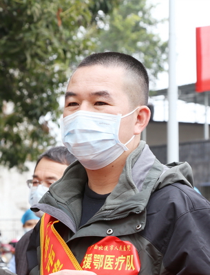 请原谅我，老爸，我是爱你的！ ——记北流市人民医院援鄂医疗队员刘鸿献